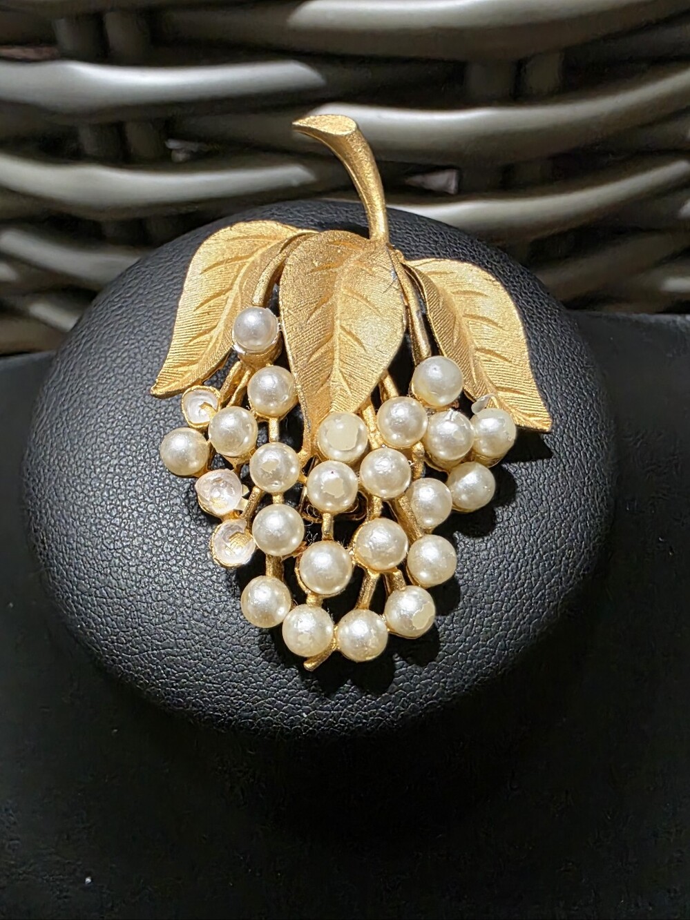 VINTAGE 50s Mid Century Strawberry Gold-tone Grape Pearls pearl Brooch